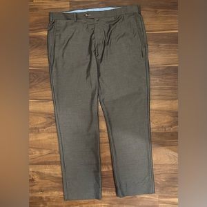Like new! Men’s Roundtree & Yorke Travel Smart Dark Gray Dress Pants.